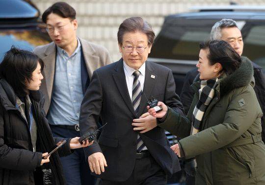 이재명 더불어민주당 대표가 24일 서울 서초구 서울중앙지법에서 열린 공직선거법 위반 관련 1심 공판에 출석하고 있다.ⓒ연합뉴스