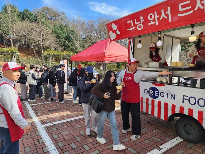 오지헌 간사가 명지대 학생들을 안내하는 모습. 최재호 기자 cjh1225@donga.com