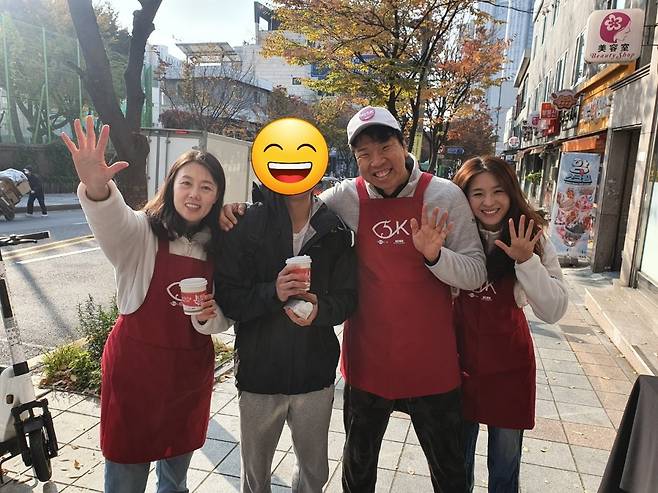 청년밥차를 진행하는 오지헌 간사와 아내 박상미 간사. 최재호 기자 cjh1225@donga.com