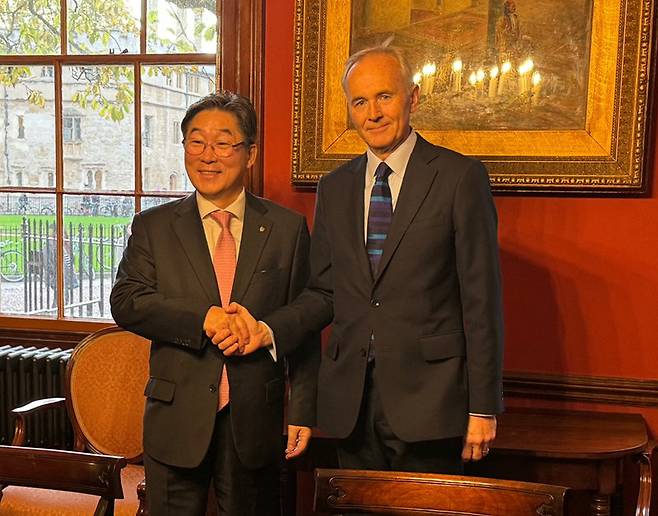 김동원 고려대 총장이 16일(현지시간) 영국 옥스퍼드셔주 옥스퍼드대에서 울프슨 칼리지 총장과 대화를 나눈 뒤 악수하며 기념 촬영을 하고 있다.