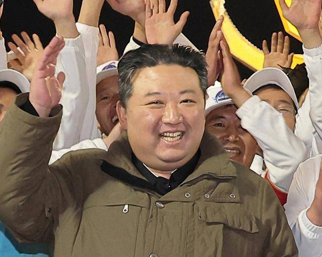 조선중앙통신이 22일 "국가항공우주기술총국이 21일 22시 42분 28초 평안북도 철산군 서해위성발사장에서 정찰위성 '만리경-1호'를 신형위성운반로켓 '천리마-1형'에 탑재해 성공적으로 발사했다"고 보도했다. 관계자들과 함께 손을 흔드는 김정은의 흰머리가 눈에 띈다. 평양=조선중앙통신 연합뉴스