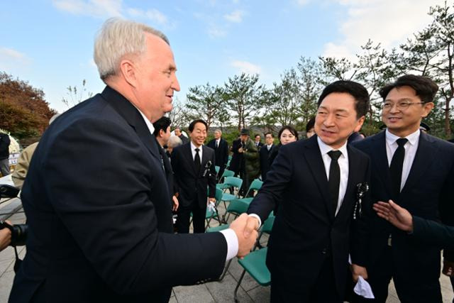 김기현(오른쪽) 국민의힘 대표가 22일 서울 동작구 현충원에서 열린 김영삼 전 대통령 서거 8주기 추모식에서 인요한 국민의힘 혁신위원장과 악수하고 있다. 뉴스1