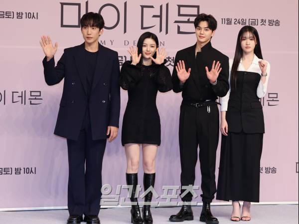 배우 이상이, 김유정, 송강, 조혜주가 24일 오후 서울 양천구 목동 SBS에서 열린 SBS 새 금토드라마 '마이 데몬' 제작발표회에서 포즈를 취하고 있다. '마이 데몬'은 ‘악마 같은’ 재벌 상속녀 도도희와 한순간 능력을 잃어버린 ‘악마’ 구원이 계약 결혼을 하며 벌어지는 판타지 로맨틱 코미디로 오늘 밤 10시 첫 방송. 서병수 기자 qudtn@edaily.co.kr /2023.11.24/