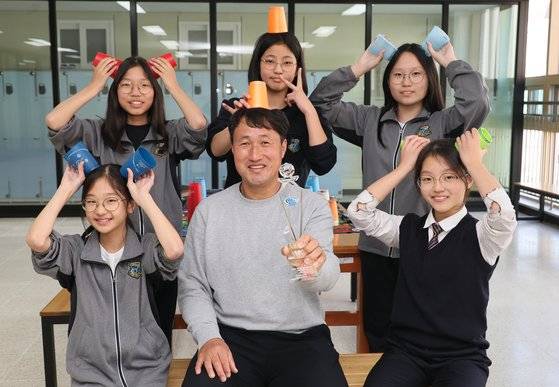 창원 구산중 박정진 체육교사(가운데)와 스포츠스태킹 선수 전유나(왼쪽부터 시계방향)·전수현·설다은·박다연·남수진 양. 송봉근 기자