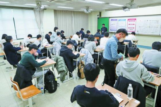 2024학년도 대학수학능력시험이 치러진 지난 16일 서울 용산고등학교에서 수험생들이 시험을 준비하고 있다. 뉴스1