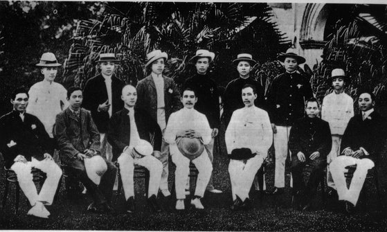 동맹회 싱가포르 지부 간부들과 함께한 쑨원(앞줄 가운데). 1905년 일본에서 여러 혁명단체를 통합해 설립된 동맹회는 이듬해 싱가포르 지부를 만들고 쑨원의 혁명활동을 지원했다. [사진 대한민국역사박물관, 문화재청, 위키피디아]