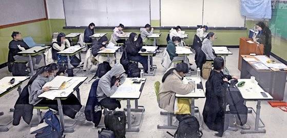 2024학년도 대학수학능력시험일에 수험생들이 수능 시작 전 마무리 공부를 하고 있다. 뉴스1