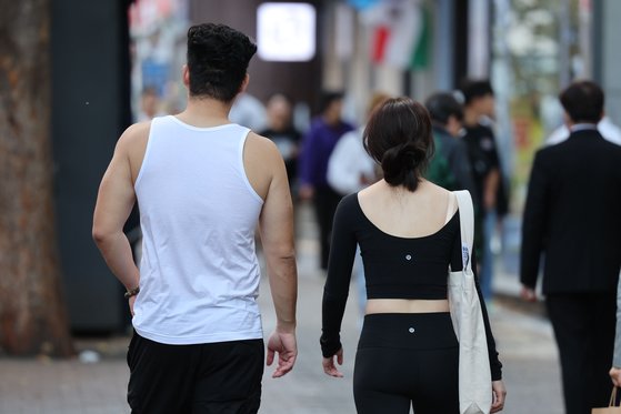 낮 최고기온이 21~28도로 더운 날씨를 보인 2일 서울 중구 명동거리에서 가벼운 옷차림을 한 시민들의 모습. 뉴시스
