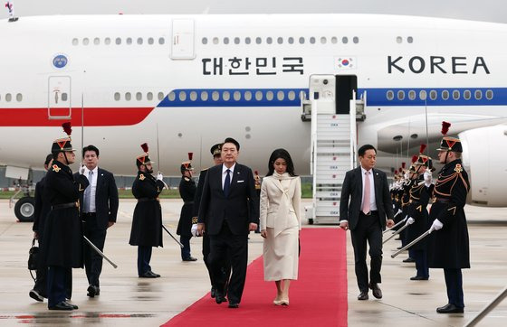 영국 국빈방문을 마치고 프랑스에서 2030 부산세계박람회 유치 활동을 이어가는 윤석열 대통령과 부인 김건희 여사가 23일(현지시간) 파리 오를리 국제공항에 도착, 전용기인 공군 1호기에서 내린 뒤 이동하고 있다. 연합뉴스