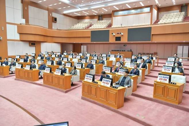 24일 부산시의회는 제317회 정례회 본회의에서 ‘한국산업은행법 개정 촉구 결의안’을 채택했다.(사진=부산시의회)