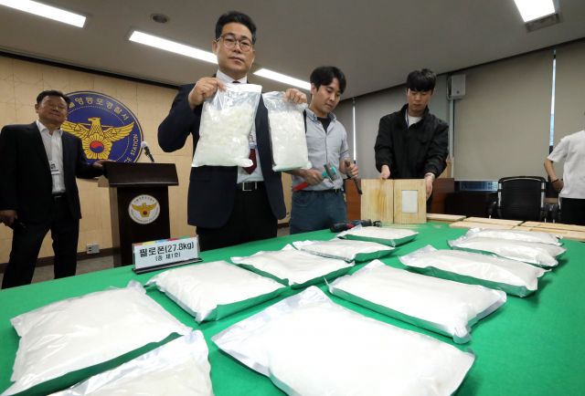 서울 영등포경찰서 백해룡 형사2과장이 지난달 대회의실에서 한국과 중국, 말레이시아인으로 구성된 마약 밀매 조직을 검거했다고 밝힌 뒤 증거물을 보이고 있다. 연합뉴스