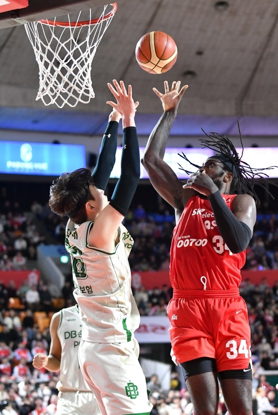 자밀 워니는 4쿼터에만 15점을 몰아치며 원주 DB를 꺾었다. 사진=KBL 제공