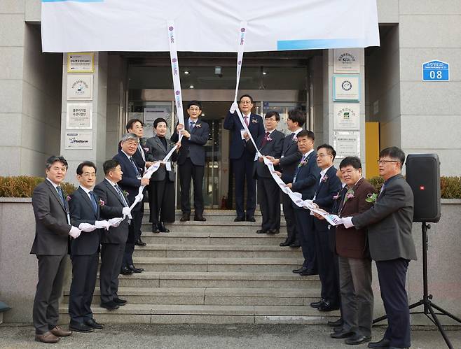 순천향대 휴먼 마이크로바이옴 분자제어 선도연구센터 개소식에 참석한 내외빈들이 현판을 제막하고 있다./사진제공=순천향대