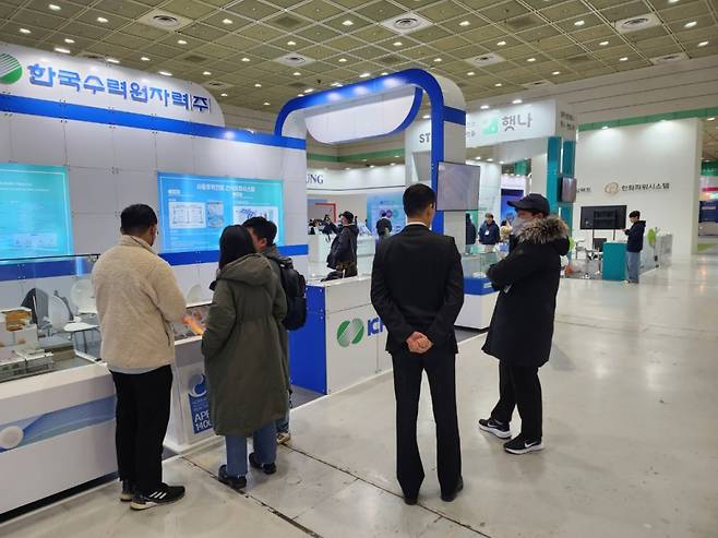 24일 서울 코엑스에서 3일째를 맞은 국내 최대 민간 주도 탄소중립 기술대전 '그린비즈니스위크(GBW) 2023'에서 관람객들이 부스를 둘러보고 있다. /사진=정한결 기자.