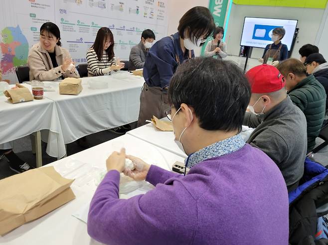 한국과학창의재단 생활과학교실에서 플라스틱 용기가 필요없는 천연샴푸바를 만드는 참여자들. / 사진=김인한 기자