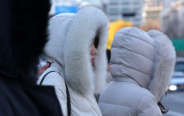 오는 25일에는 전국이 대체로 맑겠으나 서해안과 제주도는 구름이 많을 전망이다. 사진은 24일 서울 광화문네거리에서 시민들이 잔뜩 움츠린 채 출근하는 모습. /사진=뉴스1