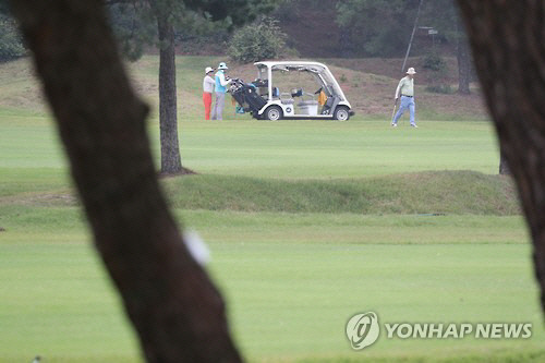 경기도 내 한 명문 회원제 골프장에서 골퍼들이 경기를 하고 있다. 연합뉴스 자료 사진