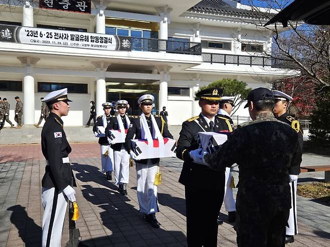 [대구=뉴시스] 육군 제50보병사단은 24일 경북 영천호국원에서 6·25 전사자 발굴유해 합동 영결식을 거행했다. (사진=육군 제50보병사단 제공) 2023.11.24. photo@newsis.com *재판매 및 DB 금지