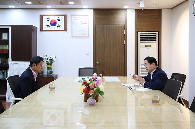 현안사항을 논의 중인 오후석 경기도 행정2부지사와 주광덕 남양주시장. (사진=남양주시 제공) *재판매 및 DB 금지 *재판매 및 DB 금지