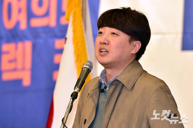 국민의힘 이준석 전 대표가 20일 서울 여의도 국회 도서관에서 열린 하태경 의원의 '여의도 렉카' 출판기념회에서 축사를 하고 있다. 윤창원 기자