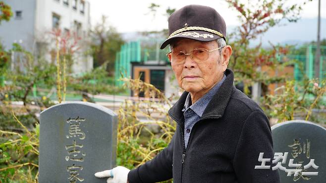 제주시 영평동 비석거리. 박명식(93)씨가 재일제주인 공덕비를 가리키고 있다. 고상현 기자