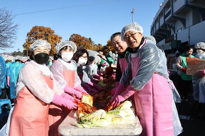 주낙영 경주시장과 손지익 경주시새마을회장 등이 김치 양념을 버무리고 있다. 경주시 제공