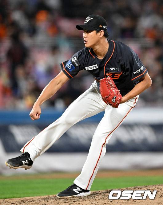 [OSEN=수원, 이대선 기자] 7일 오후 수원 KT위즈파크에서 2023 신한은행 SOL KBO리그 KT 위즈와 한화 이글스의 경기가 열렸다.5회말 무사에서 한화 박윤철이 역투하고 있다. 2023.10.07 /sunday@osen.co.kr