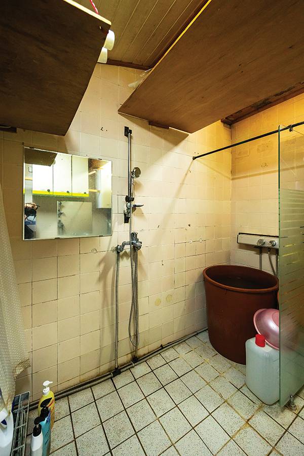 근무자들이 이용하는 욕실. 씻기 위한 용도의 물은 인근 샘터에서 가져온다. 갈수기 땐 씻는 데 애를 먹기도 한다. 사용한 물은 저장했다가 헬기로 실어 나른다.