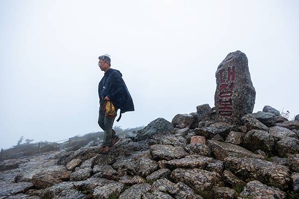 대청봉에서 중청대피소로 내려가는 이해일 분소장. 그는 대청봉에서 '인증샷'을 찍은 경우가 얼마 없다.