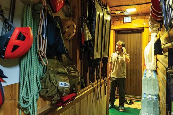 가족과 통화 중인 신영창 주임. 대피소 근무 중 가장 곤란한 때는 가족과 관련된 급한 일이 발생했을 경우다. 그들은 집에 일이 생겨도 곧바로 내려갈 수 없다.