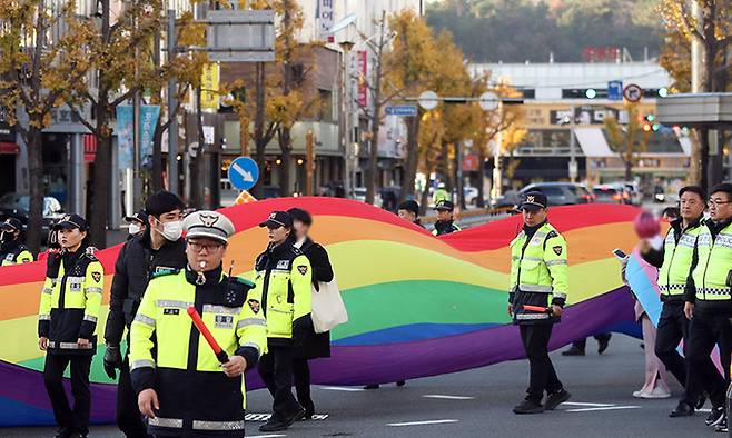 제1회 경남퀴어문화축제에서 참가자들이 행진하고 있다. 연합뉴스