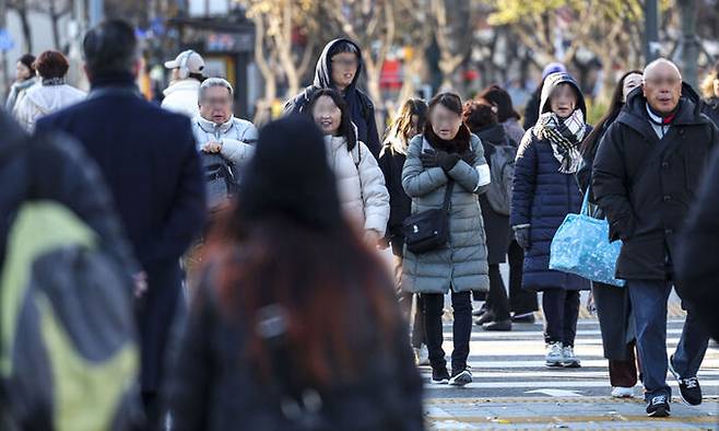 서울과 수도권에 한파주의보가 내려진 24일 서울 종로구 광화문네거리에서 두꺼운 옷차림을 한 시민들이 이동하고 있다. 뉴시스