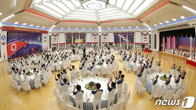 (평양 노동신문=뉴스1) = 북한 노동당 기관지 노동신문은 24일 "백전백승의 주체적혁명무력 건설사에 특기할 대사변을 이룩한 크나큰 자부심이 온 나라에 차넘치는 시기에 정찰위성 만리경1호 발사 성공을 경축해 지난 23일 저녁 목란관에서 공화국 정부의 명의로 마련한 연회가 진행됐다"라고 전했다. [국내에서만 사용가능. 재배포 금지. DB 금지. For Use Only in the Republic of Korea. Redistribution Prohibited] rodongphoto@news1.kr [국내에서만 사용가능. 재배포 금지. DB 금지. For Use Only in the Republic of Korea. Redistribution Prohibited] rodongphoto@news1.kr