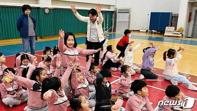 홍농유치원(원장 김효숙)- 21일 유·초 이음 활동으로 진행된 '홍농꾸러기' 체육대회에서 원생들이 열띤 응원을 펼치고 있다.(전남교육청 제공)/뉴스1