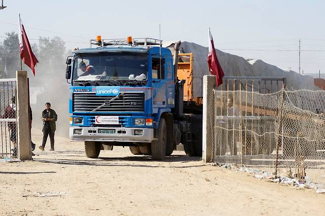 24일(현지 시각) 이스라엘과 하마스의 휴전 협정이 발효된 이후, 라파 국경을 넘어 구호품을 실은 트럭이 가자지구로 들어가고 있다.  /로이터