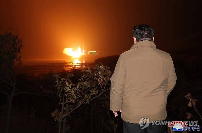 북한은 25일 군사정찰위성 1호기 '만리경-1호'가 부산에 정박중인 미국 핵 항공모함 촬영에 성공했다고 밝혔다. 김정은 북한 국무위원장이 발사장면을 지켜보고 있다. 연합뉴스