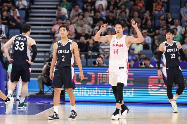 9월 30일 중국 항저우 올림픽 스포츠센터에서 열린 아시안게임 남자 농구 조별리그 D조 한국과 일본의 경기에서 허훈(오른쪽 세 번째)을 비롯한 선수들이 경기장을 나서고 있다. 이날 한국은 83대 77로 일본에 패했다. 항저우=뉴스1