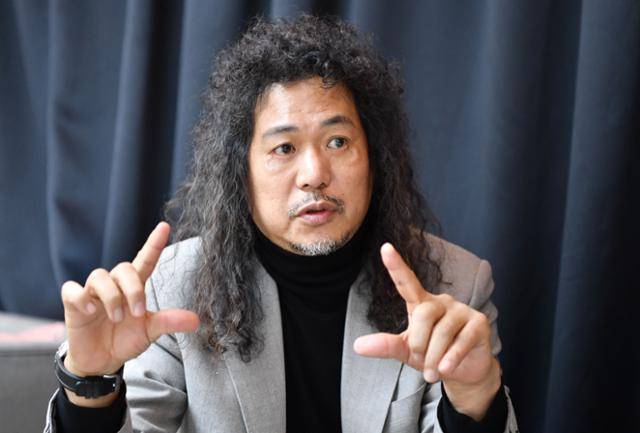 이상훈 해설위원이 21일 서울 중구 한국일보 본사에서 1994년 우승 이듬해 치렀던 정규시즌에 대해 설명하고 있다. 김예원 인턴기자