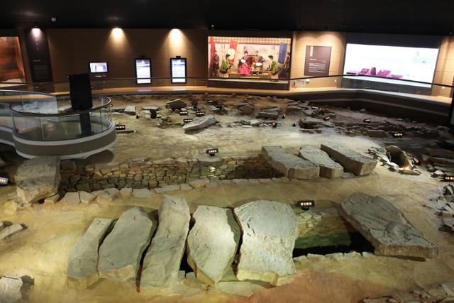 대가야왕릉전시관에 국내 최초로 발굴된 순장묘 '지산동 44호분' 내부를 발굴 당시의 모습으로 재현해 놓았다. ⓒ박준규