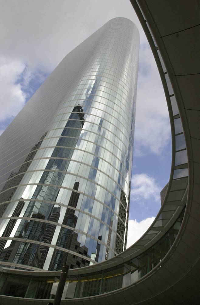 미국 휴스턴의 엔론 본사 전경. 1985년 창립한 엔론은 직원 2만명에 달하는 거대 에너지 기업이었다. 2001년 사상 최악의 고의 회계부정이 드러나면서 회사는 파산을 신청했다. 당시 짐 차노스 키니코스 어소시에이츠 회장은 엔론 파산을 예견하고 공매도를 해 큰 유명세를 얻었다. /한경DB