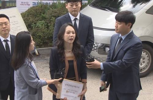 서이초등학교 사망 교사의 유족측 법률대리인인 문유진 변호사가 지난 8월 31일 강남구 강남서초교육지원청에 순직유족급여 청구서를 접수하기 전 기자 질문에 답하고 있다.