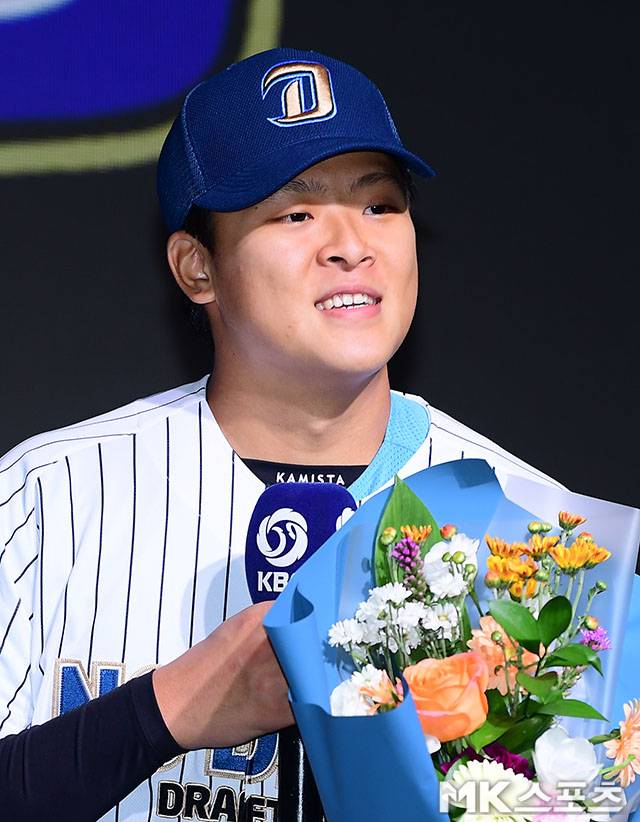 NC에 지명받은 후 팀을 위해 오른팔을 바치겠다는 포부를 전한 김휘건. 사진=김영구 기자