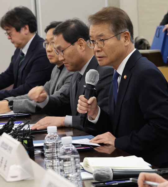 이정식 고용노동부 장관이 24일 오전 서울 중구 서울지방고용노동청에서 열린 ‘비정규직 근로자 차별해소를 위한 금융업 간담회’에서 발언하고 있다. 연합뉴스