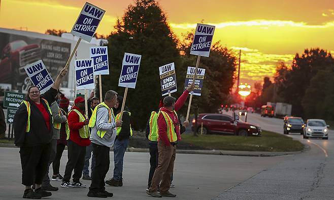 미국 켄터키주 루이빌에 있는 전미자동차노조(UAW) 소속 포드 트럭 공장 노동자들이 지난 10월 12일(현지시간) 임금 인상 등을 요구하며 파업 시위를 벌이고 있다. 포드, GM, 스텔란티스 등 미 완성차업체 빅3를 상대로 한 사상 초유의 동시 파업은 노사가 향후 4년6개월간 임금 25% 인상 등에 합의하며 마무리됐다. 루이빌=AP연합뉴스
