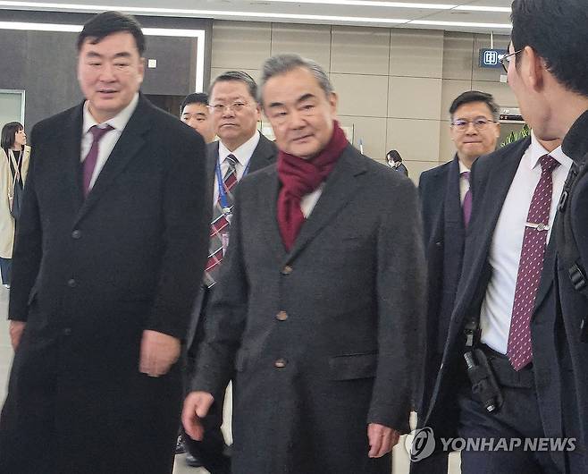 2년여 만에 방한한 왕이 중국 외교부장 (부산=연합뉴스) 김효정 기자 = 왕이 중국 공산당 중앙정치국 위원 겸 외교부장이 25일 오후 김해국제공항에 도착해 취재진의 질문을 받고 있다.
    왕 부장은 오는 26일 열리는 한중일 외교장관회의에 참석하기 위해 2년여 만에 방한했다. 2023.11.25 kimhyoj@yna.co.kr