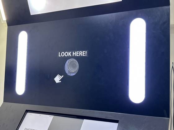 정면을 응시하도록 제작된 기존 셀프 사진관의 촬영 공간.〈사진=송혜수 기자〉