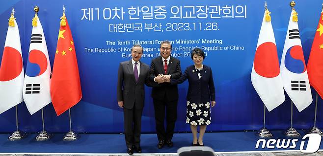 왼쪽부터 왕이 중국 외교부장, 박진 외교부 장관, 가미카와 요코 일본 외무상. 2023.11.26/뉴스1 ⓒ News1 김명섭 기자