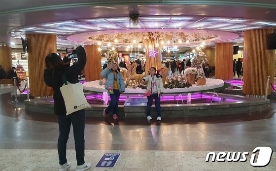 26일 대전 중구 은행동 지하상가에 있는 만남의 광장에서 시민들이 기념사진을 찍고 있다. 2023.11.26 /뉴스1 ⓒ News1 허진실 기자