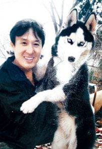 네 번째 아내와 개농장을 운영했던 연쇄살인마 강호순. 아내와 장모를 비롯해 여성 10명을 살해한 혐의로 사형을 선고받았다. /조선DB