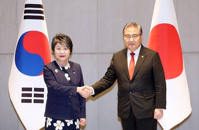 박진(오른쪽) 외교부 장관이 26일 부산 해운대구 시그니엘 부산에서 가미카와 요코 일본 외무상과 회담을 갖기에 앞서 악수하고 있다. /사진=뉴시스